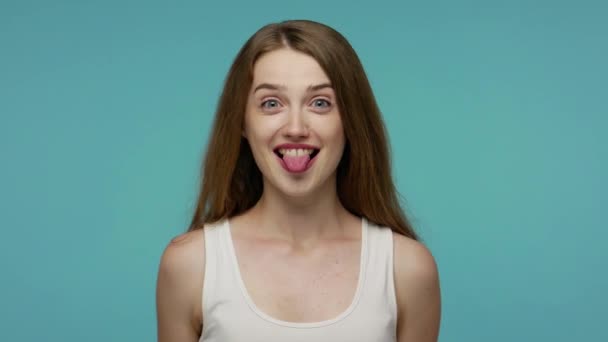 Szczęśliwa Beztroska Śliczna Dziewczyna Bawiąca Się Przed Kamerą Pokazująca Język — Wideo stockowe