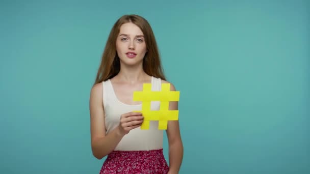 Krásná Blogger Dívka Letních Šatech Drží Hashtag Symbol Ukazuje Kopírovací — Stock video