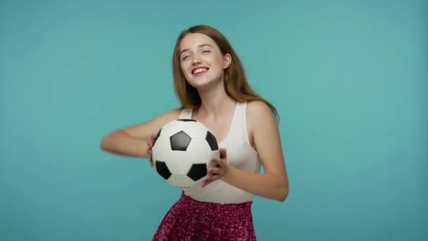 Hermosa Chica Fanática Del Fútbol Bailando Con Pelota Fútbol Sus — Vídeos de Stock