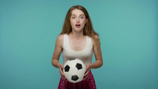 Linda Menina Futebol Segurando Bola Futebol Suas Mãos Ansiosamente Assistindo — Vídeo de Stock