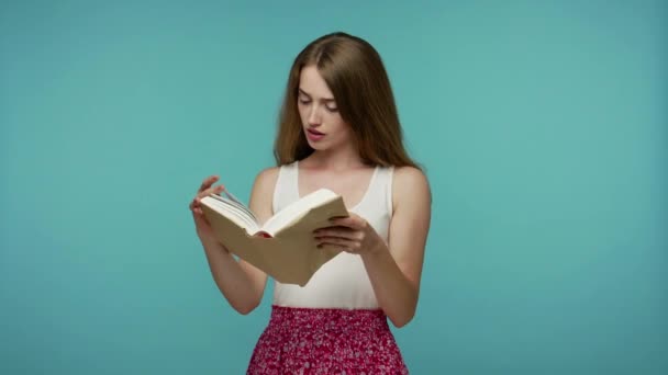 Розумна Красива Дівчина Літньому Вбранні Вивчає Читає Велику Книгу Пропускає — стокове відео