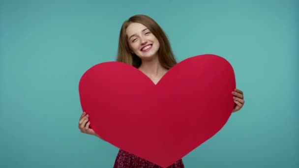 Hermosa Chica Feliz Con Expresión Facial Amable Sosteniendo Gran Corazón — Vídeos de Stock