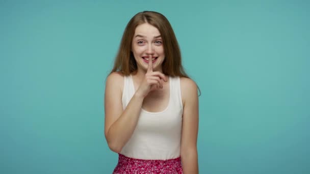 Alsjeblieft Wees Stil Gelukkig Positief Meisje Vraagt Kalm Blijven Zwijgen — Stockvideo