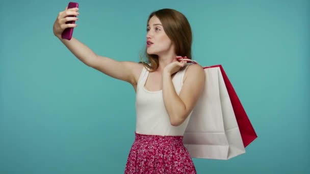 Feliz Chica Compras Vestido Verano Sosteniendo Bolsas Compras Sonriendo Teléfono — Vídeo de stock