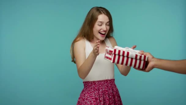 Schöne Fröhliche Glückliche Mädchen Sommerkleid Nehmen Geschenkbox Und Springen Vor — Stockvideo