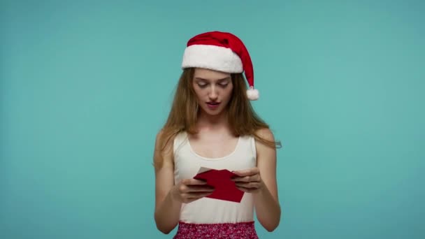 Schöne Süße Weihnachtselfen Mädchen Mit Weihnachtsmütze Lesen Brief Umschlag Mit — Stockvideo