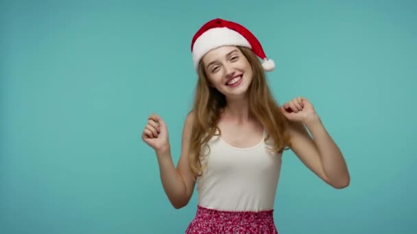 Linda Chica Divertido Sombrero Santa Claus Cantando Campanas Bailando Con — Vídeos de Stock