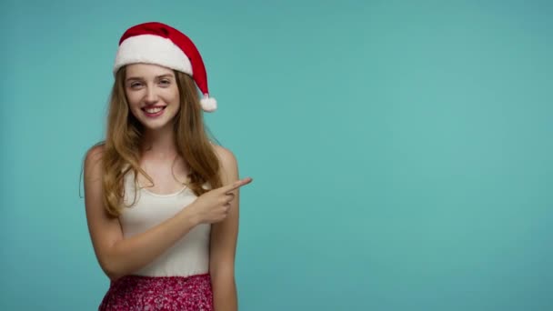 Schattig Meisje Grappige Santa Hoed Wijzend Lege Reclame Gebied Lege — Stockvideo