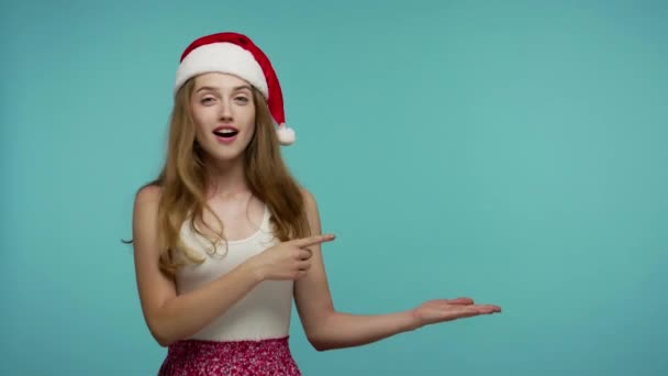 Chica Feliz Asombrada Sombrero Santa Señalando Área Publicidad Blanco Palma — Vídeos de Stock