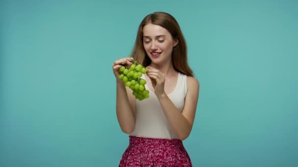 Pozytywna Dziewczyna Letniej Sukience Jedząc Pyszne Słodkie Winogrona Ciesząc Się — Wideo stockowe