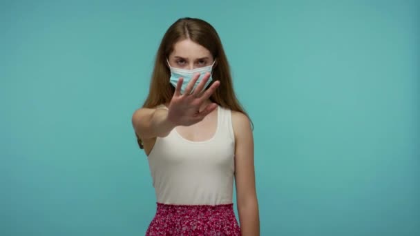 Серьёзная Девушка Носит Гигиеническую Маску Лица Предотвратить Респираторную Инфекцию Показать — стоковое видео