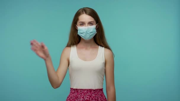 Vriendelijk Meisje Draagt Hygiënisch Gezicht Medisch Masker Luchtweginfectie Voorkomen Gebaren — Stockvideo