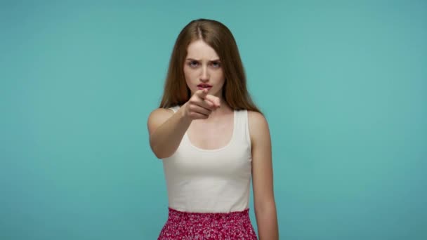 Привіт Серйозна Незадоволена Дівчина Вказує Пальцем Камеру Виглядає Суворо Злий — стокове відео