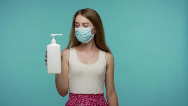 Meisje Medisch Masker Met Fles Antibacteriële Gel Gebaren Duimen Omhoog — Stockvideo