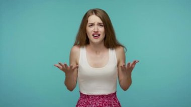 Nasıl yapabildin? Öfkeli bir ifadeyle elini kaldıran bir kızın neden başarısız olduğunu sormasına, sorunların inançsızlığını göstermesine şaşırdı. Stüdyo çekimi mavi arkaplanda izole edildi