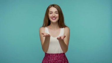 Seni tatlı şey, kollarıma gel! Güzel kız gülümseyecek ve kameraya ellerini uzatacak. Sevimli, sevimli bir şeyi kucaklayacak. Sevgisini paylaşacak. Stüdyo çekimi mavi arkaplanda izole edildi