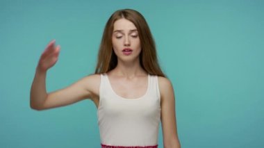 Evet, efendim! Astım, sorumluluk sahibi ciddi bir kız emirlere itaat eden, disiplin uygulayan, itaat eden, kendine güvenen bir asker gibi selam veriyor. Mavi arka planda kapalı stüdyo çekimleri