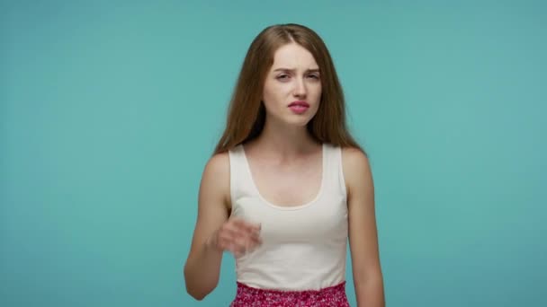 Qué Oigo Chica Confundida Que Tiene Problemas Audición Pidiendo Decir — Vídeo de stock