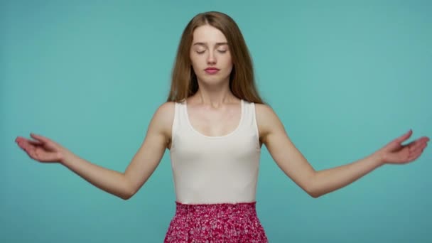 균형을 유지하 십시오 귀여운 여름옷을 소녀가 무드라 동작으로 마음으로 명상하고 — 비디오