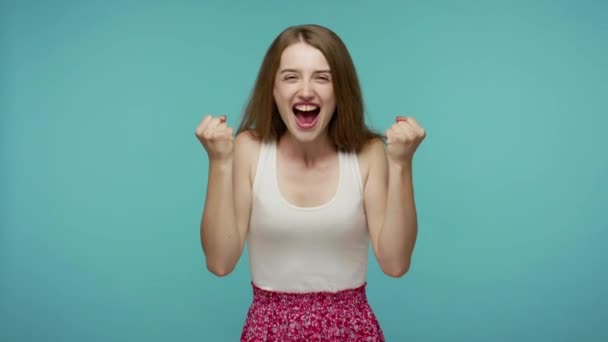 Enthousiaste Excitée Fille Heureuse Robe Mignonne Levant Poing Dans Geste — Video