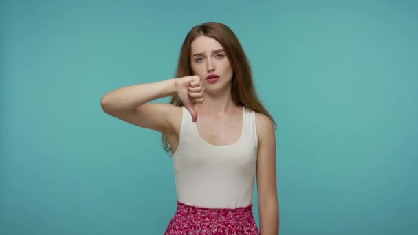 Розчарована Дівчина Одязі Показує Подвійні Великі Пальці Вниз Кажучи Любить — стокове відео