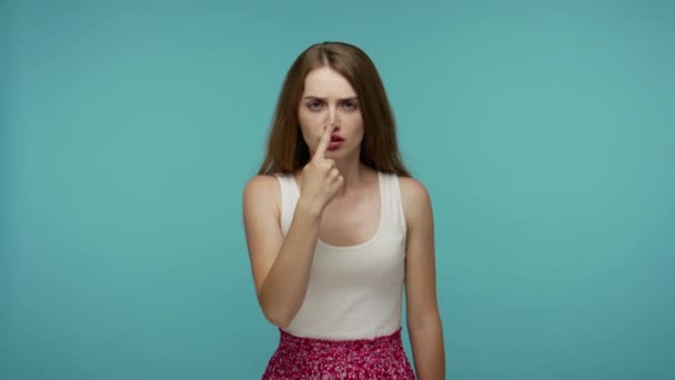 You Lie Angry Girl Dress Touching Nose Pointing Finger Camera — Stock Video