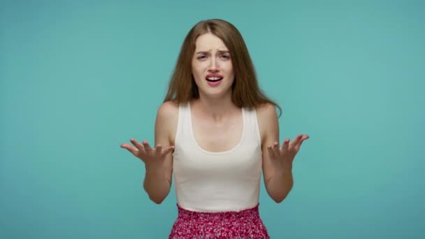 Мог Расстроенная Девушка Поднимая Руки Возмущении Спрашивает Почему Какой Причине — стоковое видео