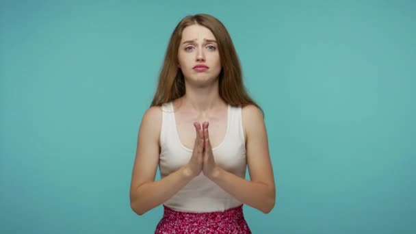 Linda Chica Vestido Tomados Mano Oración Mendicidad Pidiendo Permiso Corazón — Vídeos de Stock