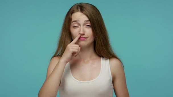 Αστεία Ηλίθια Ξέγνοιαστη Κοπέλα Σκαλίζει Μύτη Της Και Βγάζει Γλώσσα — Αρχείο Βίντεο