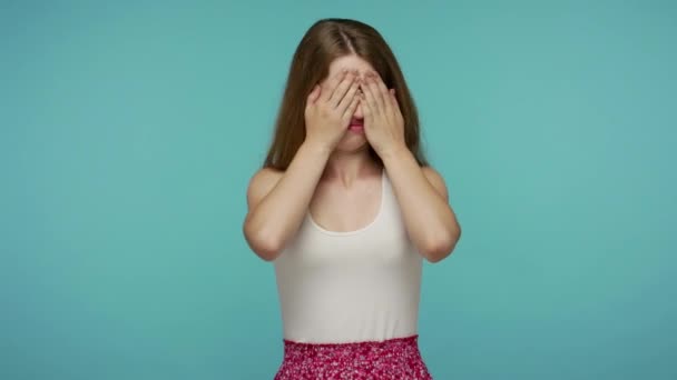 Хочу Смотреть Испуганная Расстроенная Девушка Закрывает Лицо Глаза Руками Прячется — стоковое видео