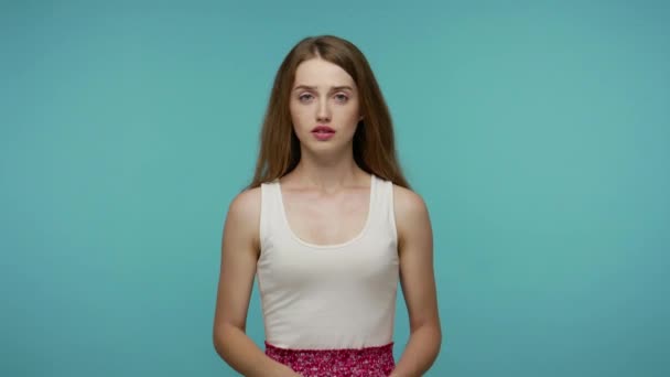 Menina Frustrada Perturbado Olhando Para Baixo Com Expressão Triste Sombrio — Vídeo de Stock