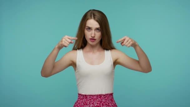 Strenges Mädchen Kleid Das Versucht Kontrollieren Mit Dem Finger Nach — Stockvideo