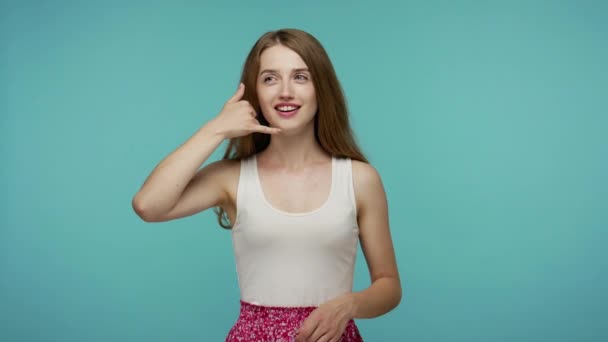 Hej Zadzwoń Cute Happy Girl Sukience Stojącej Gestem Ręki Telefonu — Wideo stockowe