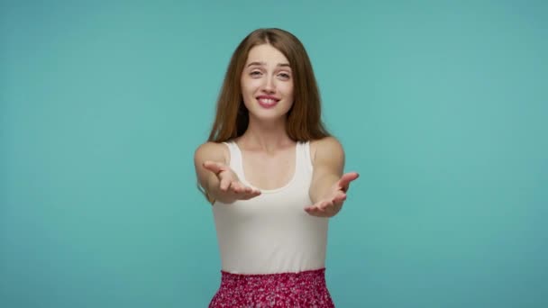 Niesamowite Open Hearted Piękna Dziewczyna Daje Serca Gestykulując Weź Darmo — Wideo stockowe
