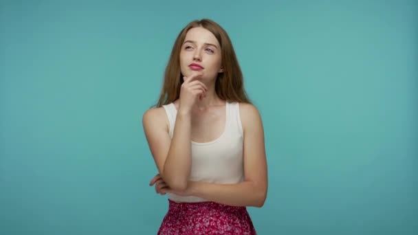 Das Kluge Mädchen Reibt Sich Das Kinn Und Grinst Während — Stockvideo
