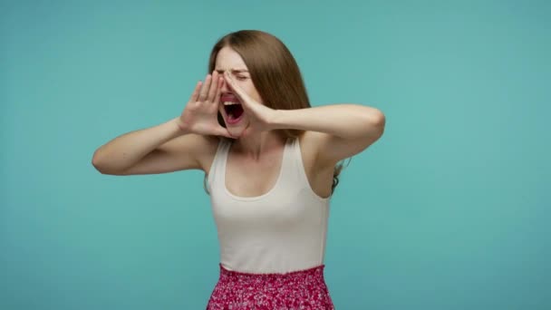 Verzweifeltes Aufgebrachtes Mädchen Kleid Das Megafon Handgesten Schreit Alle Hassaggressionen — Stockvideo