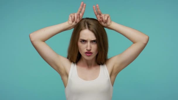 Sfrustrowana Wściekła Dziewczyna Spogląda Groźnym Okiem Kamerę Pokazuje Gest Byczego — Wideo stockowe