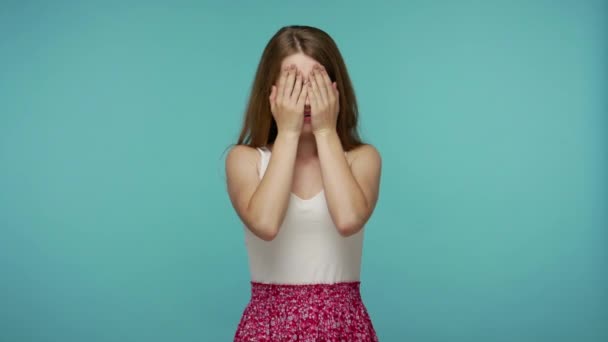 Niedliche Feminine Schüchterne Mädchen Kleid Angst Beobachten Bedecken Die Augen — Stockvideo