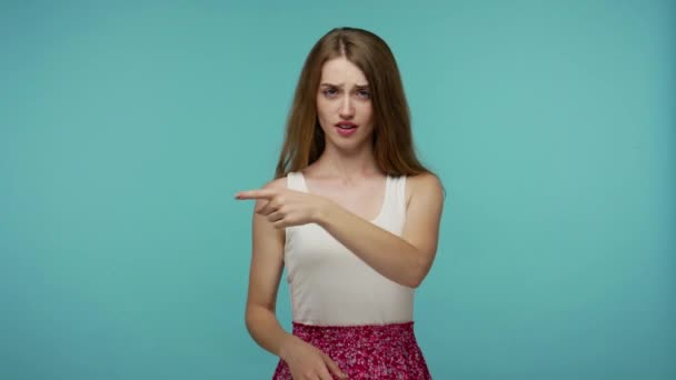 Ärgerlich Beleidigtes Mädchen Sommerkleid Das Nach Draußen Zeigt Ausgang Zeigt — Stockvideo