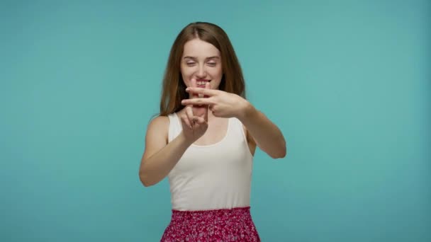 夏のドレスでかわいい正の女の子は ソーシャルメディアで人気のインターネットメッセージ ウイルスのウェブコンテンツをタグ付け 交差指でハッシュタグのシンボルを示しています 青い背景に隔離された屋内スタジオで — ストック動画