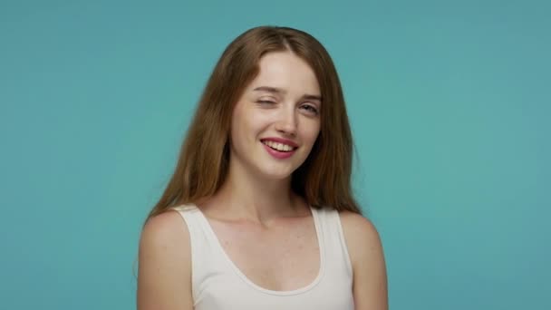 Vrolijk Mooi Meisje Kijken Naar Camera Met Charmante Tandenglimlach Knipogen — Stockvideo