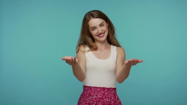 Pojď Podívat Úžasná Veselá Dívka Letních Šatech Zve Lákavým Gestem — Stock video