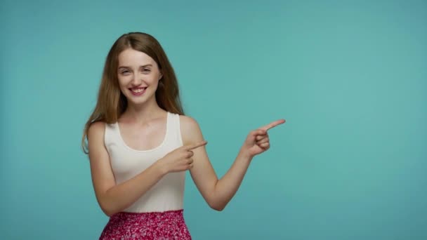 Erstaunlich Fröhliches Fröhliches Mädchen Sommerkleid Das Auf Die Seitlich Leere — Stockvideo