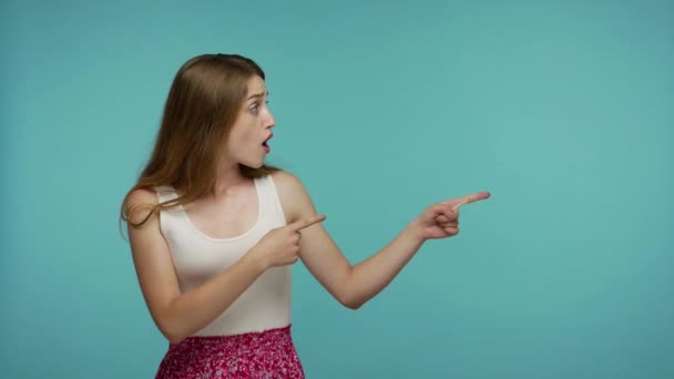 Дивовижна Здивована Дівчина Літній Сукні Демонструє Сторону Реклами Виглядає Шоковано — стокове відео
