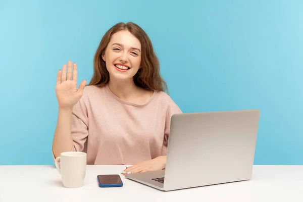 Hoi Vriendelijk Mooie Jonge Vrouw Werknemer Zwaaien Hand Gebaren Hallo — Stockfoto