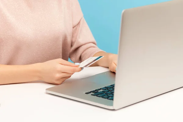 Nahaufnahme Frau Eingabe Von Kreditkartendaten Eingabe Auf Dem Laptop Und — Stockfoto