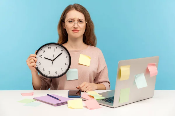 Trabalho Extra Exausto Fatigado Mulher Chateado Empregado Óculos Sentados Escritório — Fotografia de Stock