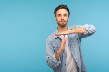 Lütfen, ara verin! Mola veren işçi kot gömleği giyen bir adamın portresi. Yeteri kadar sınır hareketi yapıp reddediyor. Durmak istiyor, son teslim tarihi uyarısı yapıyor. Stüdyo çekimi mavi arkaplanda izole edildi