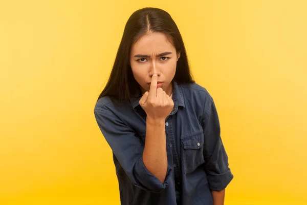Ложь Портрет Подозрительной Девушки Джинсовой Рубашке Трогающей Нос Делающей Лживый — стоковое фото