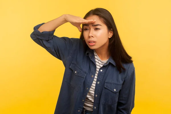 Ritratto Ragazza Curiosa Camicia Jeans Guardando Attentamente Lontano Con Mano — Foto Stock